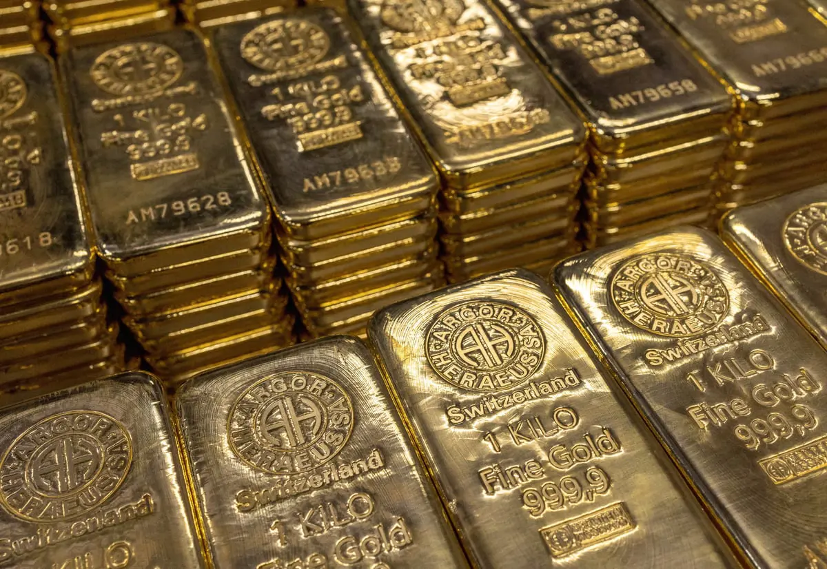 الذهب يتأرجح في نطاق ضيق والأنظار على بيانات الاقتصاد الأمريكي