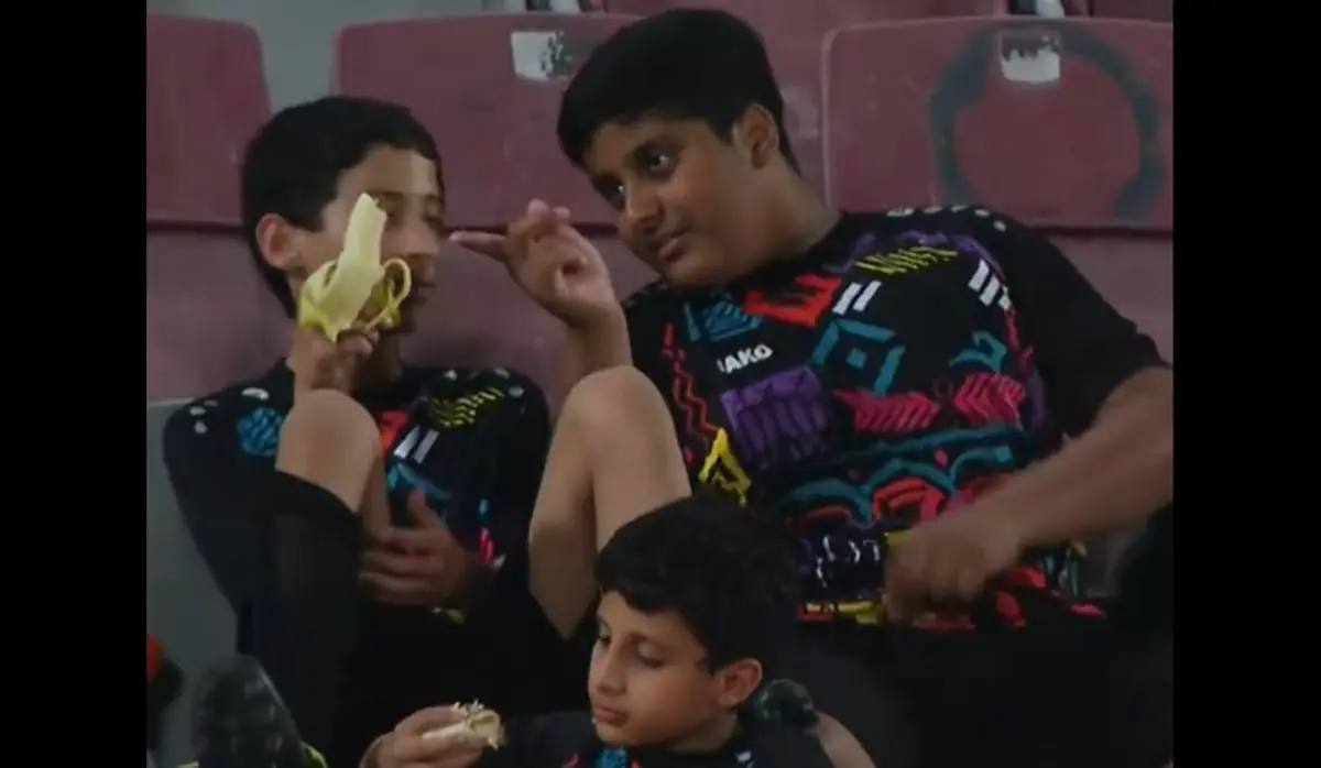 دعابة عفوية بين طفلين بملعب في قطر تثير تفاعلاً واسعاً (فيديو)