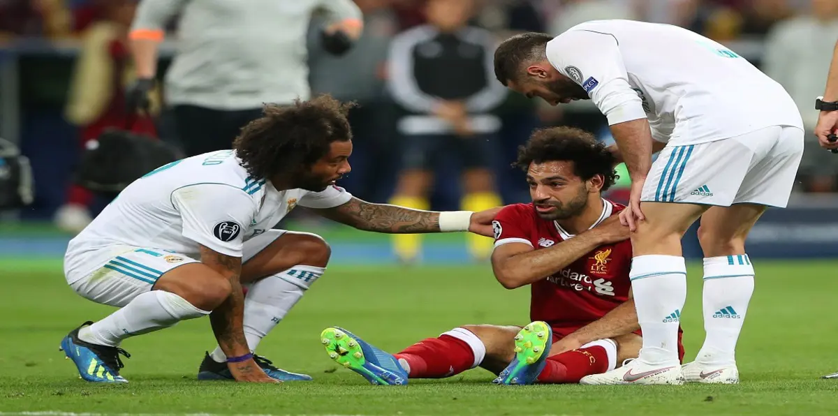 ضحك سيرجيو راموس أثناء خروج محمد صلاح مصابًا يثير غضب الجمهور (فيديو)
