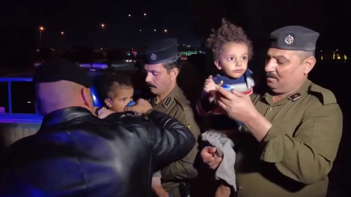 العثور على طفلين حبستهما أمهما داخل قفص في العراق (فيديو)