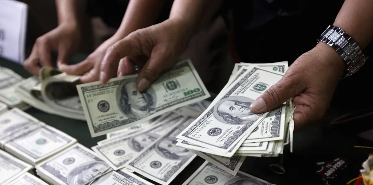 الدولار مستقر قرب أدنى مستوى في 13 شهرًا