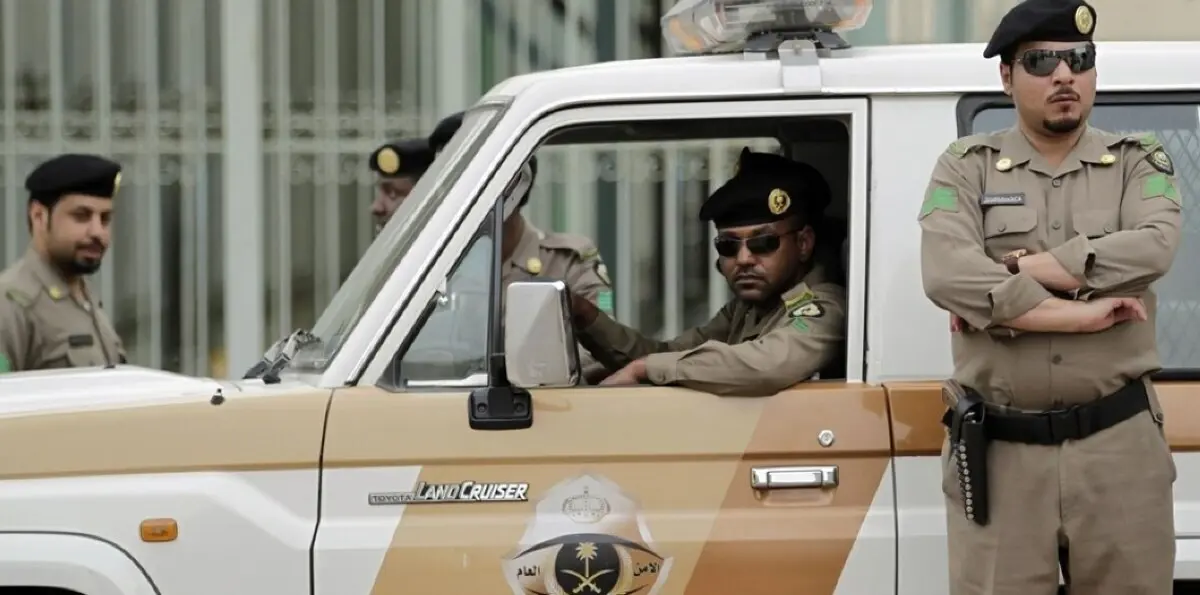 الإطاحة بلصوص سرقوا حقائب نسائية في السعودية