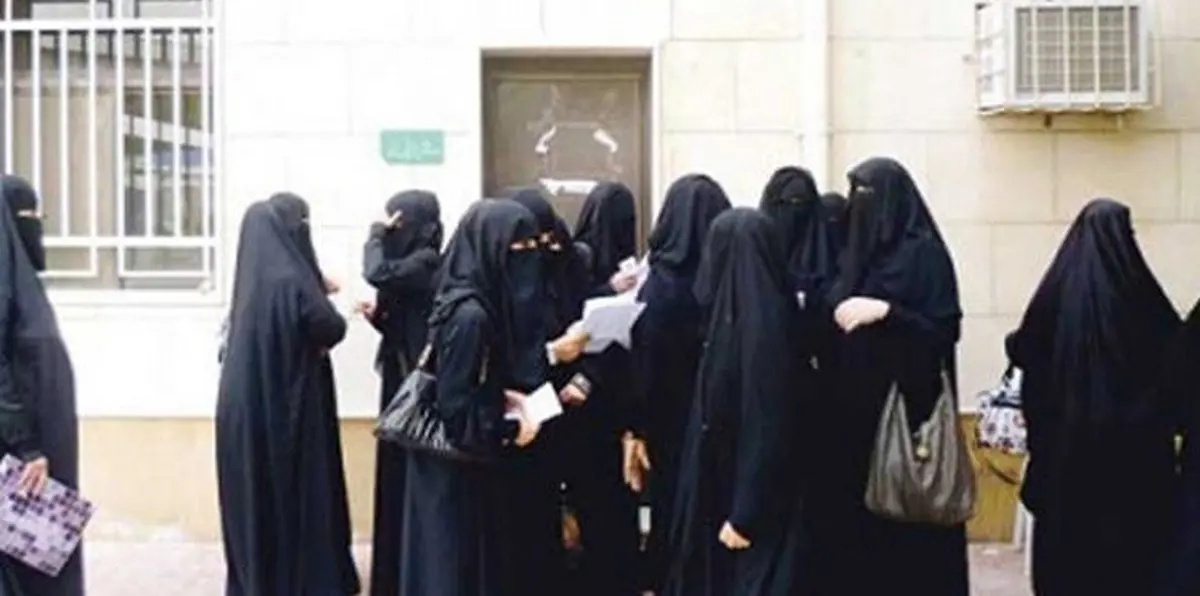 شاهد بالصور والفيديو.. معركة نسائية بين طالبات جامعة في السعودية