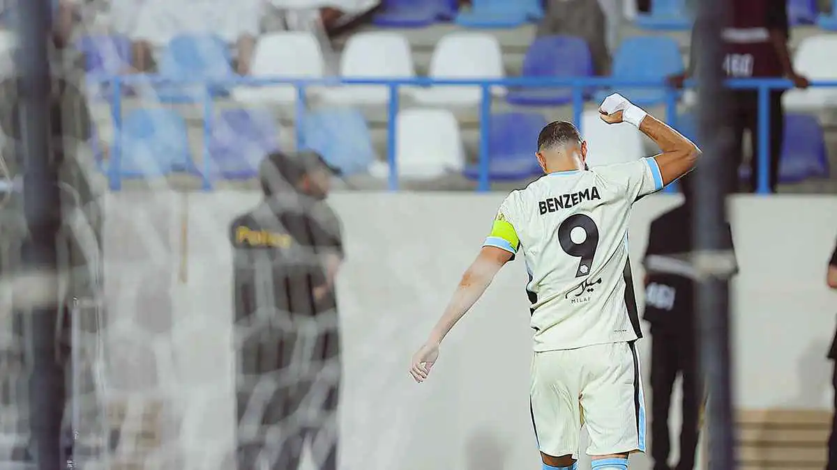 من ليون إلى الاتحاد.. كم عامًا احتاج كريم بنزيما لتسجيل 500 هدف؟