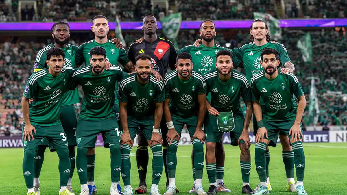 نجم الأهلي السعودي يصدم ناديه بهذا القرار