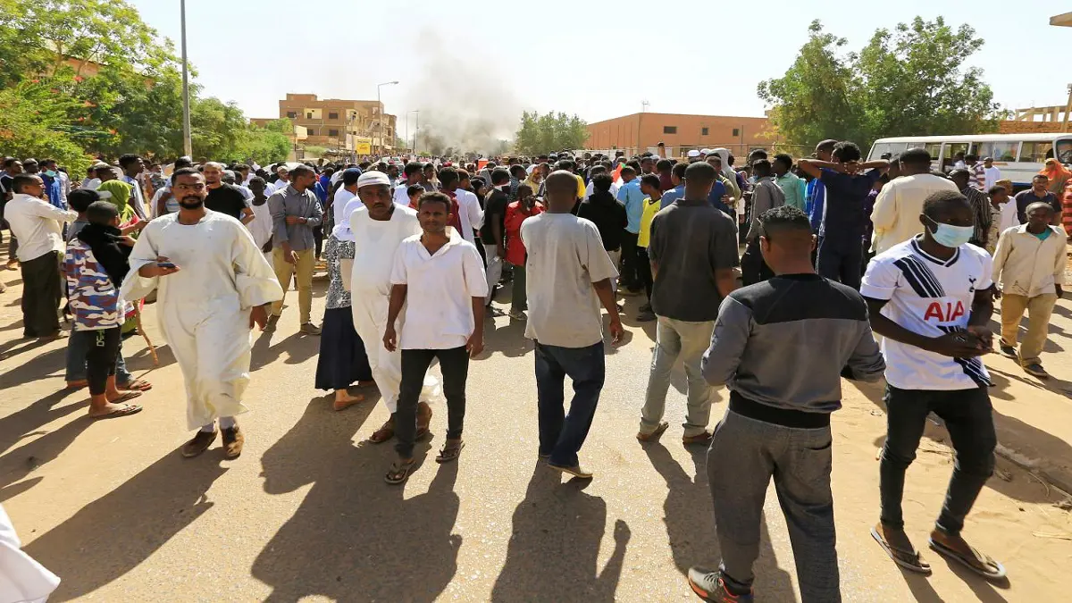 مئات المحتجين يغلقون طريقًا رئيسًا في الخرطوم