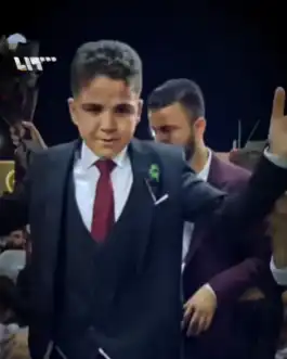 أحد الطفلين في الحفل
