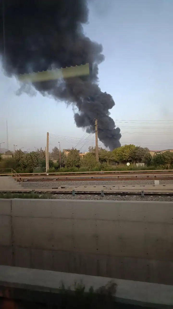 دخان يتصاعد إثر حريق بمستودع جنوب طهران