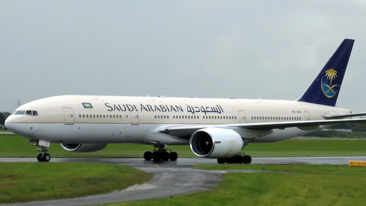 طائرة سعودية تهبط اضطراريا في مطار القاهرة