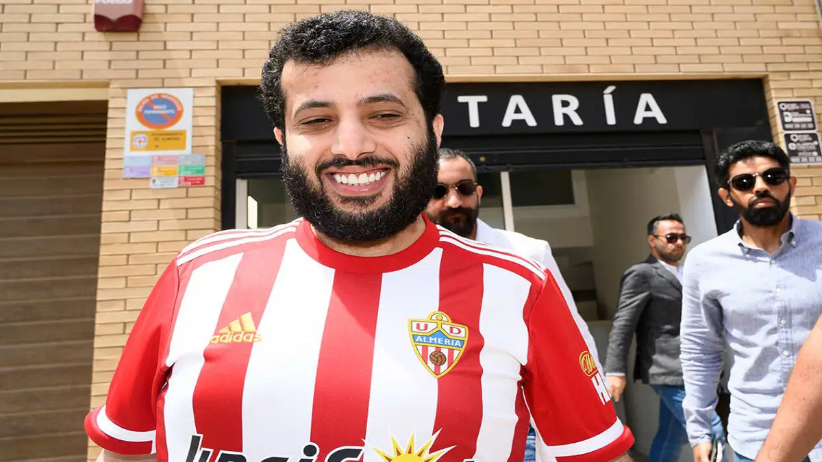 تركي آل الشيخ يتفاعل مع مشجع يغني لنادي الاتحاد السعودي (شاهد)