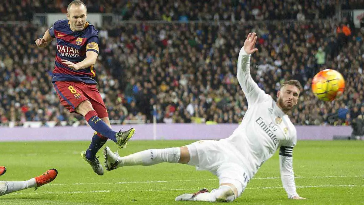 إنييستا في إحدى مباريات برشلونة وريال مدريد