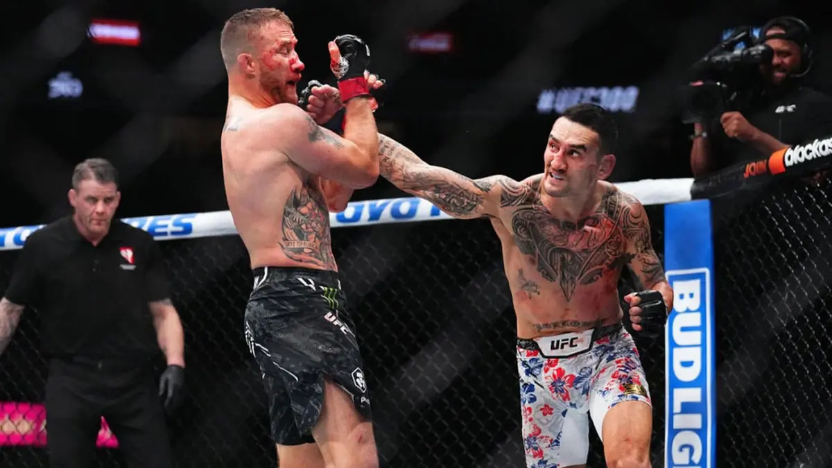 UFC 300.. ماكس هولواي يسقط جاستن جايتجي بضربة قاضية رائعة (فيديو)