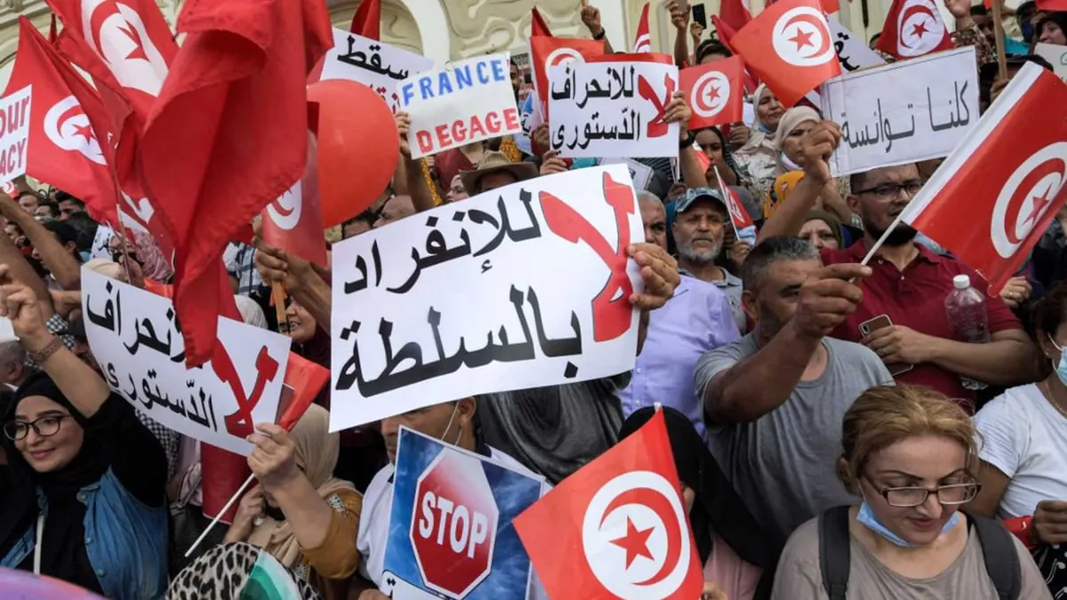 "فورين أفيرز": النموذج التونسي للتحول الديمقراطي يقف على أبواب الموت