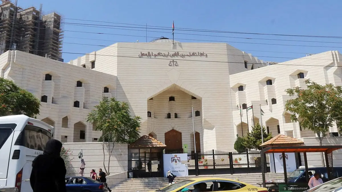 صور ومقاطع عارية لمراهقة أردنية تقود شابا إلى السجن