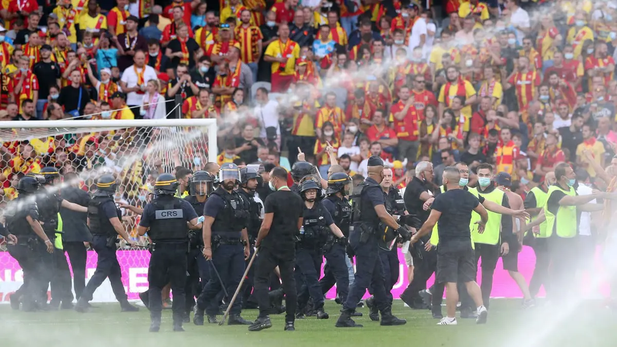 استئناف مباراة لانس ضد ليل في الدوري الفرنسي بعد توقفها بسبب شغب الجماهير (فيديو)