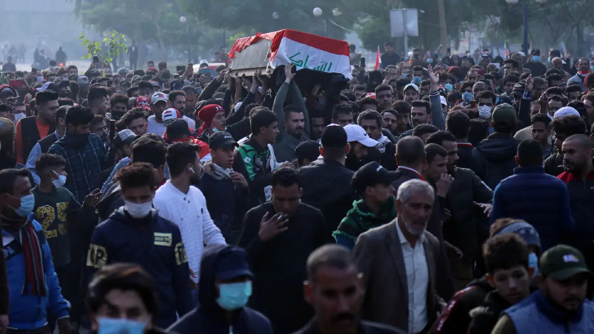  آلاف الأشخاص يخرجون في مواكب تشييع رغم حظر التجول جنوب العراق