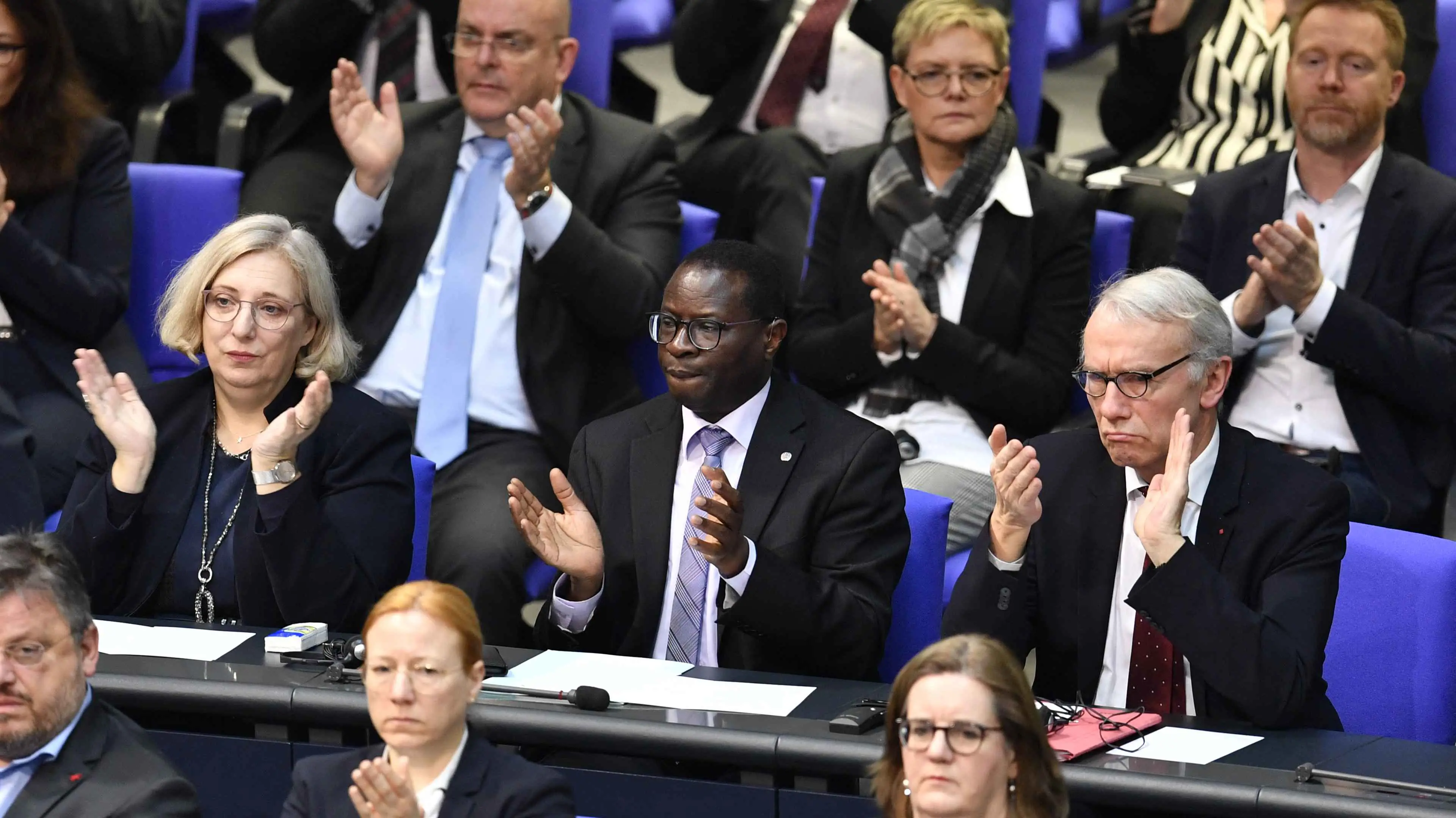 وسط "إساءات عنصرية".. أول نائب ألماني أفريقي الأصل يعتزل السياسة