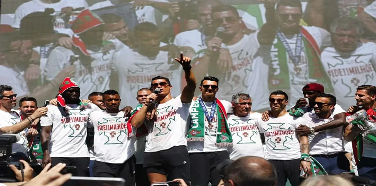 رونالدو يغني ويطلق صيحته الشهيرة في احتفال أسطوري بالتتويج بيورو 2016 (فيديو)
