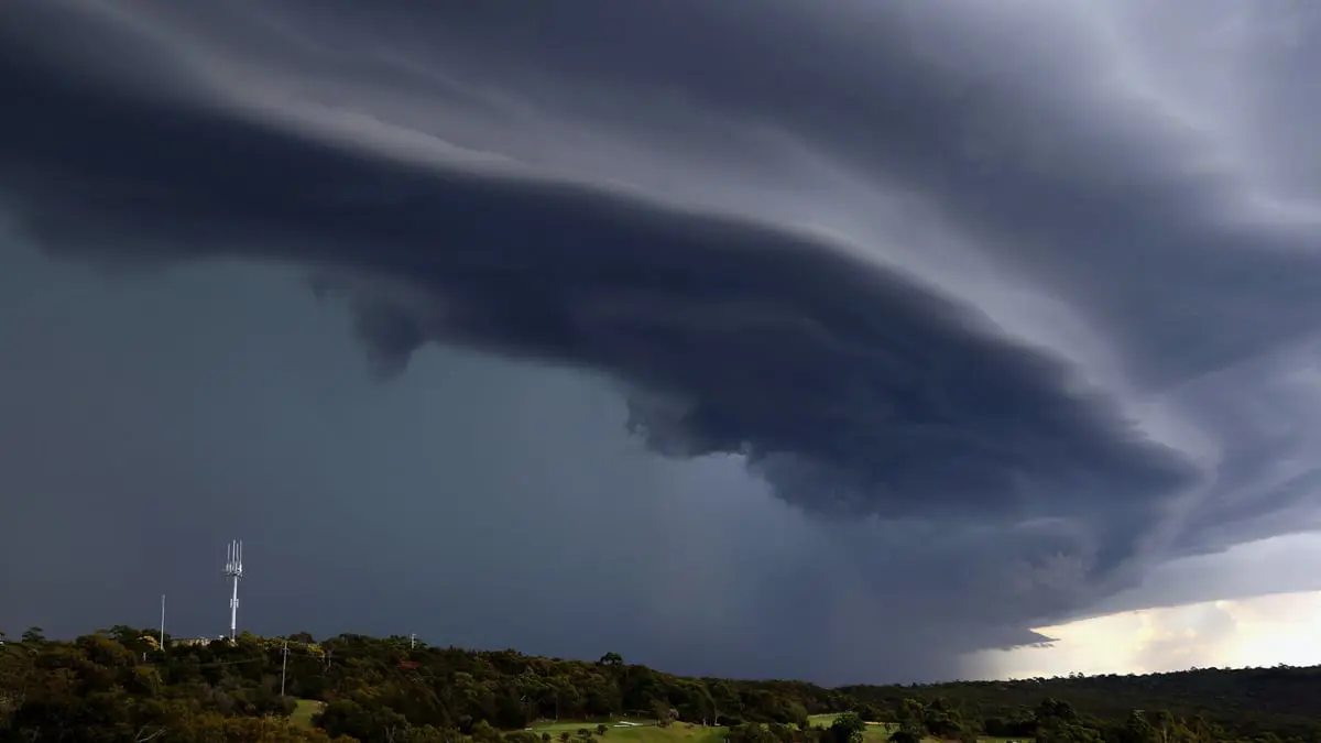 عاصفة في أستراليا تقتل امرأة وتقطع الكهرباء عن آلاف المساكن