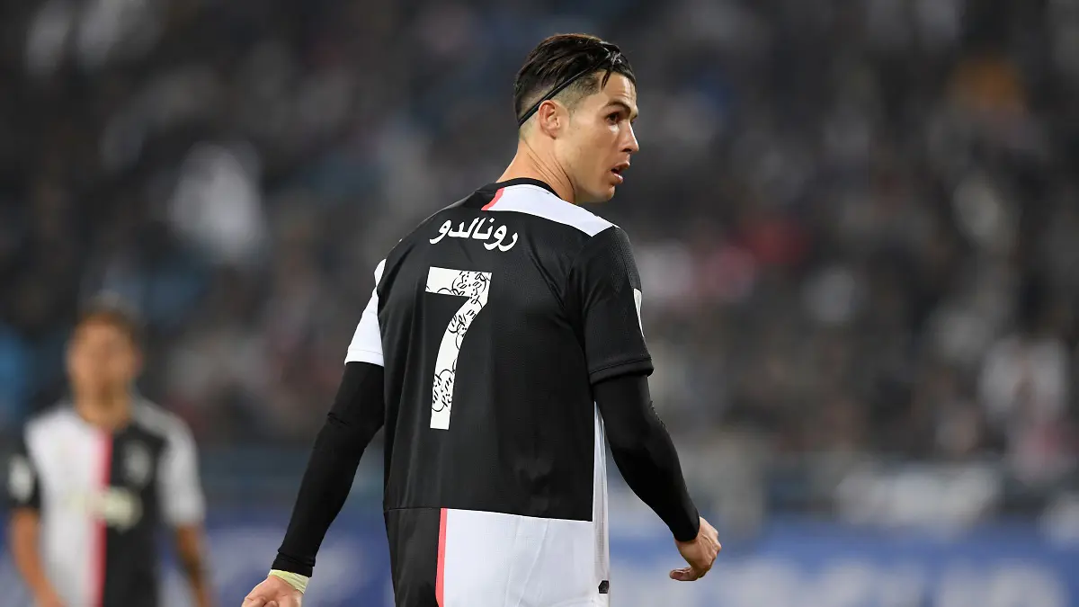 مباراة يوفنتوس ولاتسيو.. شاهد.. رونالدو يعثر على هاتف محمول في وسط الملعب (صور)