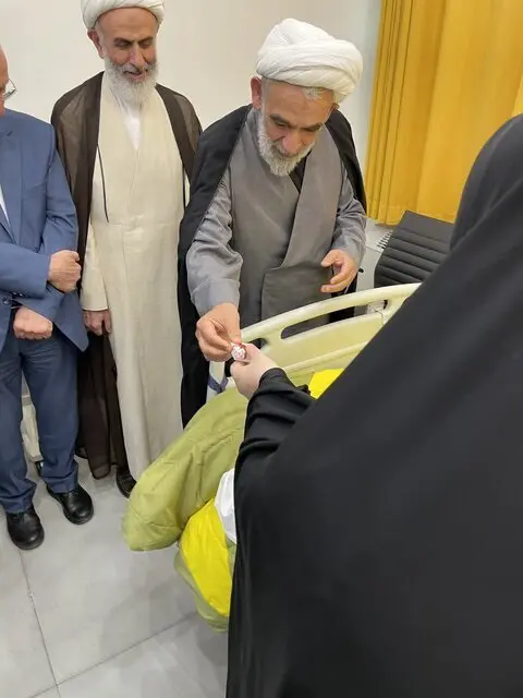 ممثل المرشد الأعلى يسلم هدية للسفير أماني وزوجته