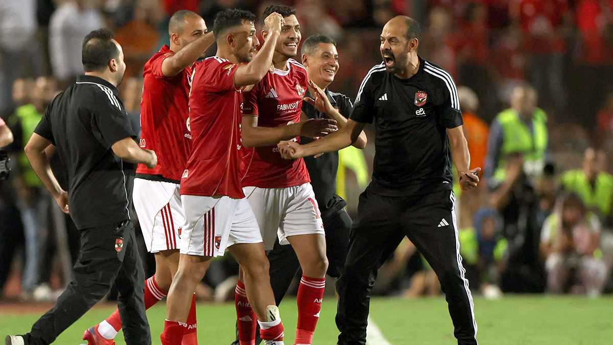 رحيل "رجل الإطفاء".. الأهلي المصري يتكبد 4 خسائر كبرى 