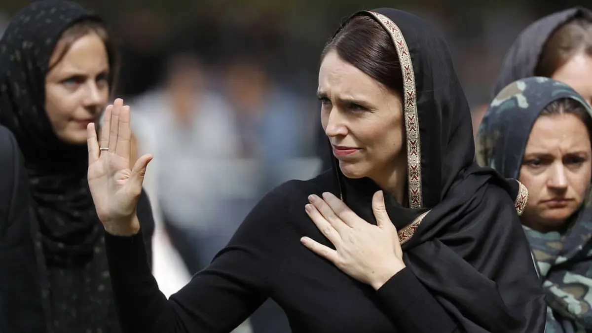 رئيسة وزراء نيوزيلندا: ارتدائي الحجاب بث الأمان في نفوس أهلي الضحايا