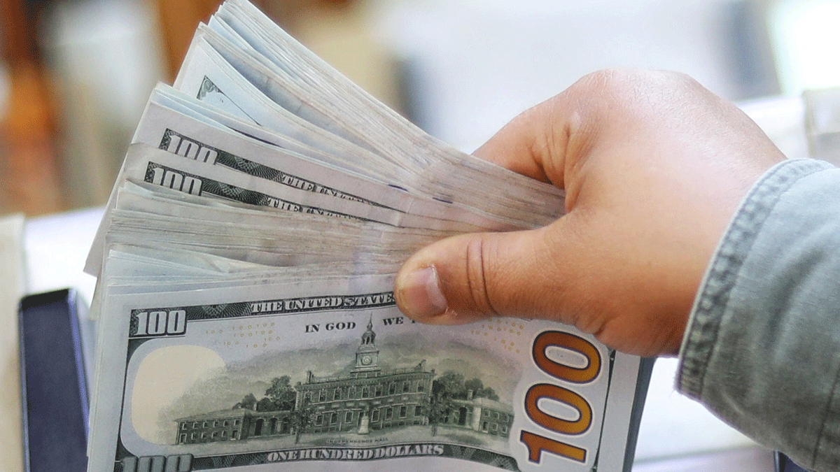الدولار يتجه لتحقيق مكسب أسبوعي مع انحسار آمال التعافي من جائحة كورونا
