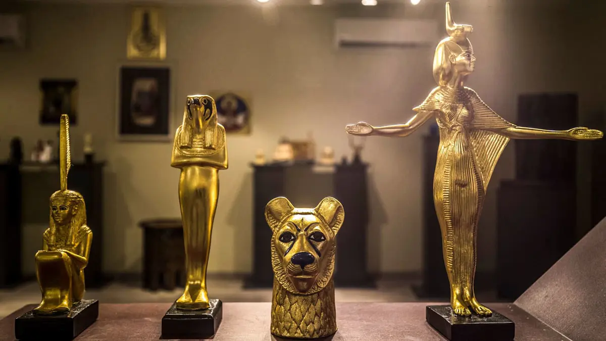 لص مصري يحول منزله إلى متحف لعرض آثار مسروقة للتجار
