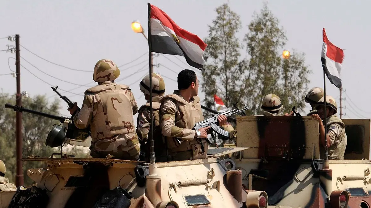 مقتل 4 جنود مصريين باستهداف مدرعتهم في سيناء (صور)