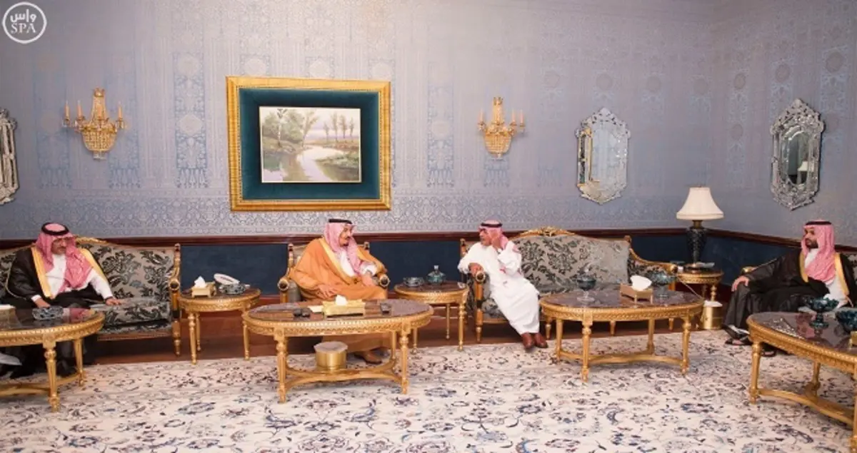 العاهل السعودي يزور الأمير مقرن بعد ساعات من إعفائه