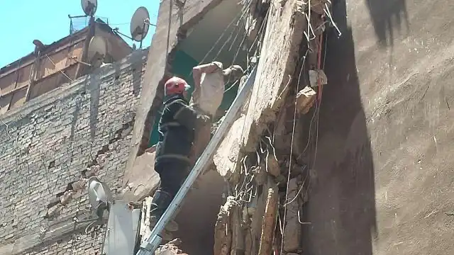 أثناء انهيار العقار السكني