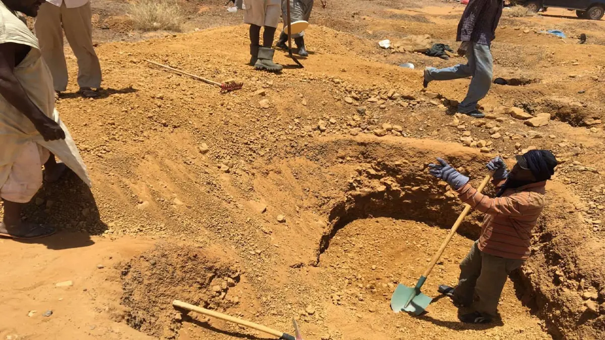 العثور على منقب موريتاني حيا بعد 4 أيام تحت الأنقاض