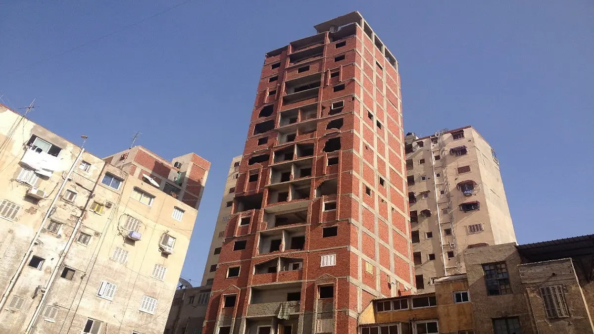 السلطات المصرية تُزيل عقارا مخالفا مضى على تشييده نصف قرن (صور)