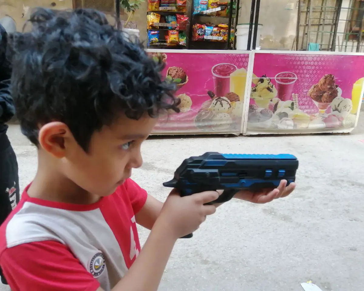 طفل يلعب بالمسدس