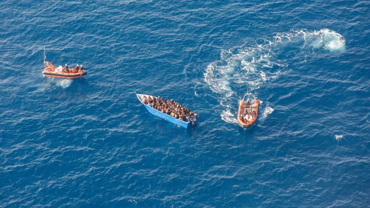 البحرية المغربية تعترض قارباً يقل 165 مهاجرا و4 جثث
