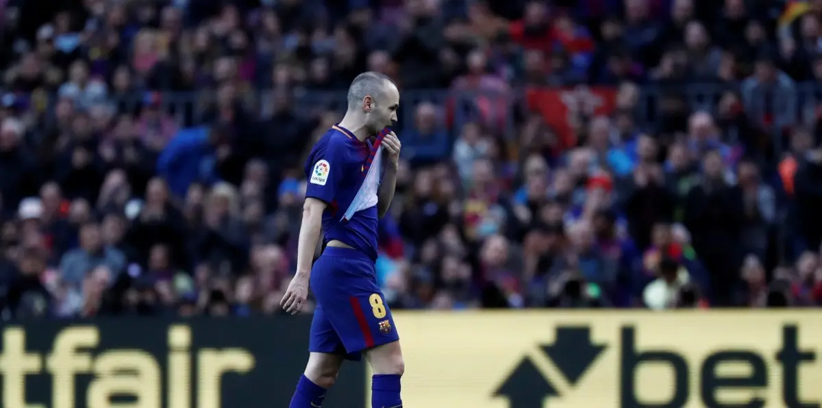 هل ينتقل إنييستا من نادي برشلونة إلى مانشستر سيتي؟