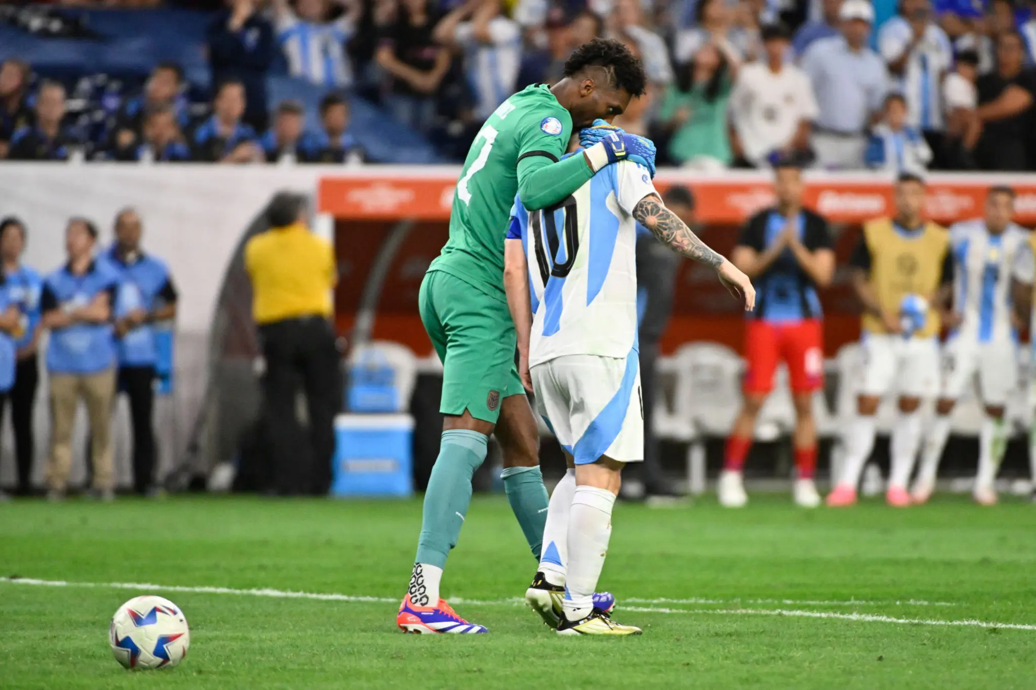 ميسي مع حارس الإكوادور