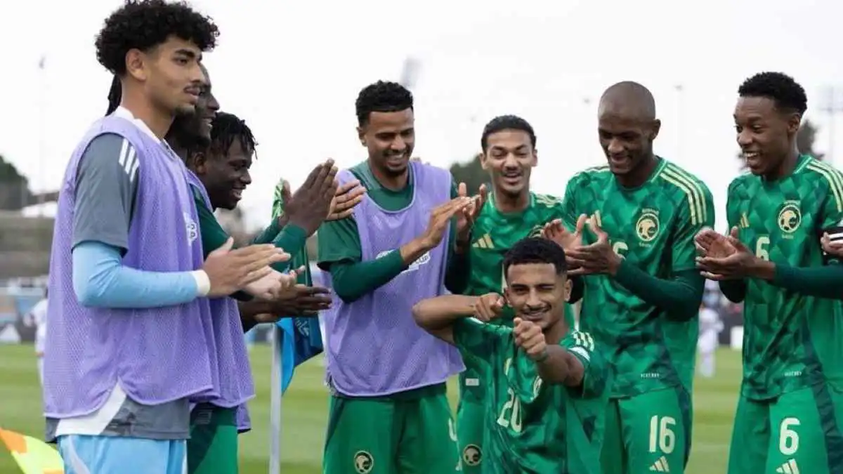 عبد العزيز الشمري في احتفاله بهدفه أمام اليمن