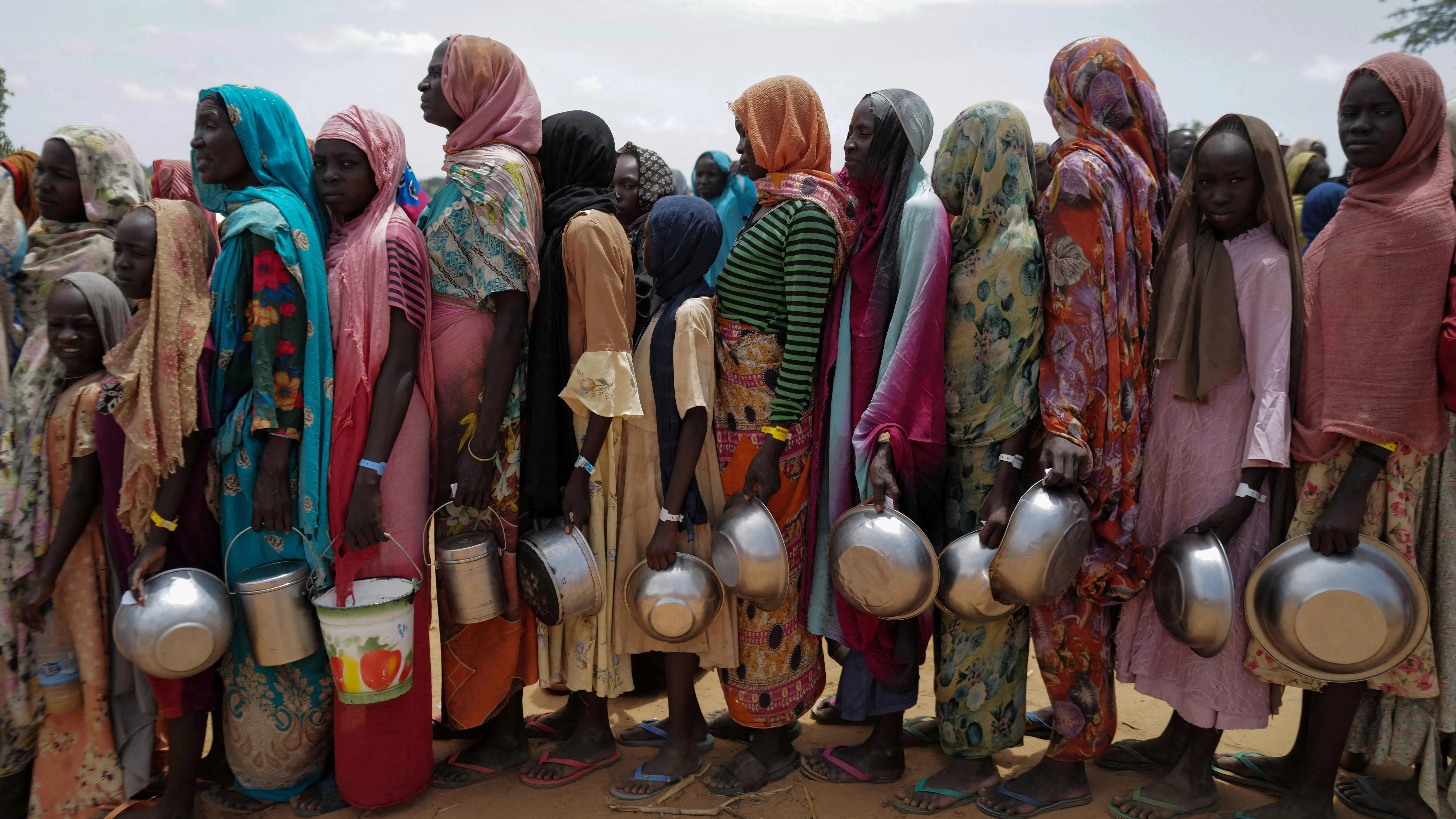 نيويورك تايمز: الجيش السوداني "يعمّق أزمة الجوع" بمنعه دخول المساعدات