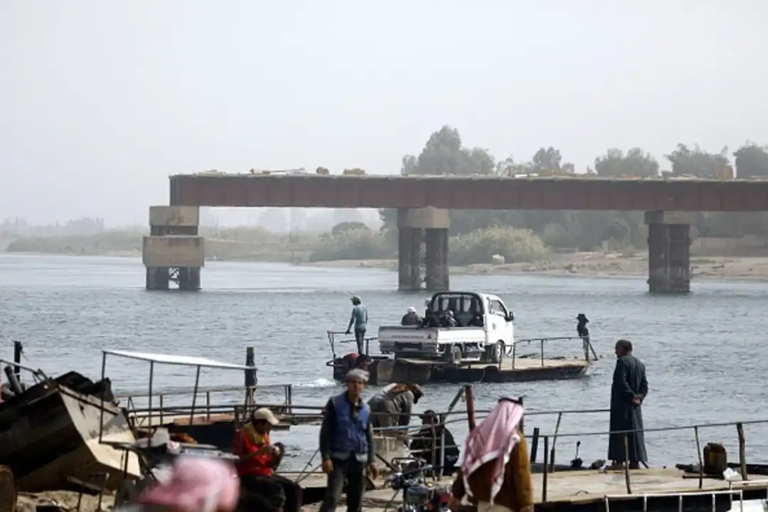 استخدام عبّارات للتنقل بين شطري المدينة