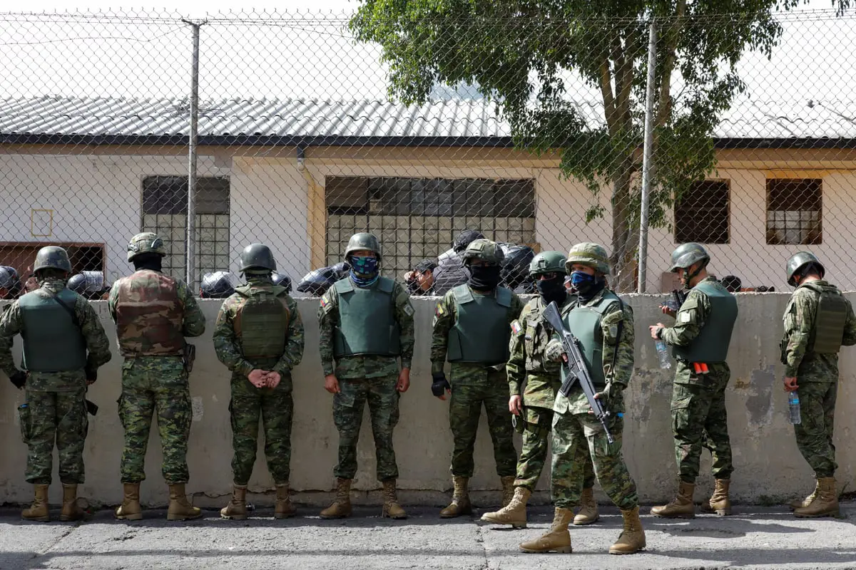 سجناء يحتجزون 57 حارسا وشرطيا في الإكوادور