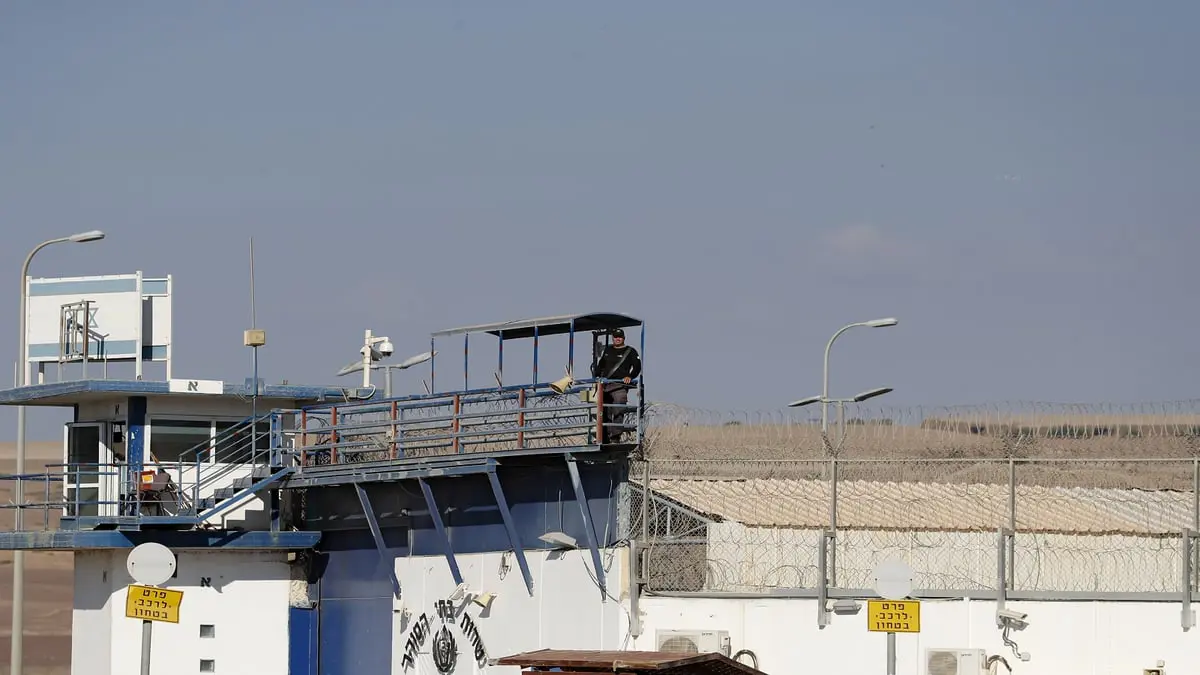 توتر شديد في سجن "ريمون".. وإسرائيل تواصل الاعتقالات في الضفة