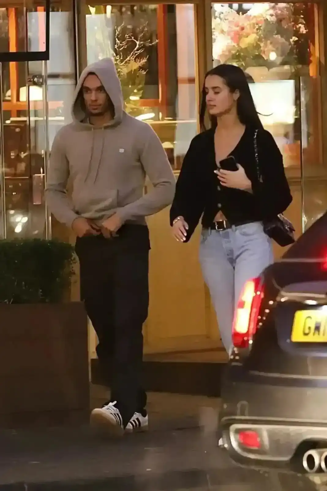 أرنولد وصديقته