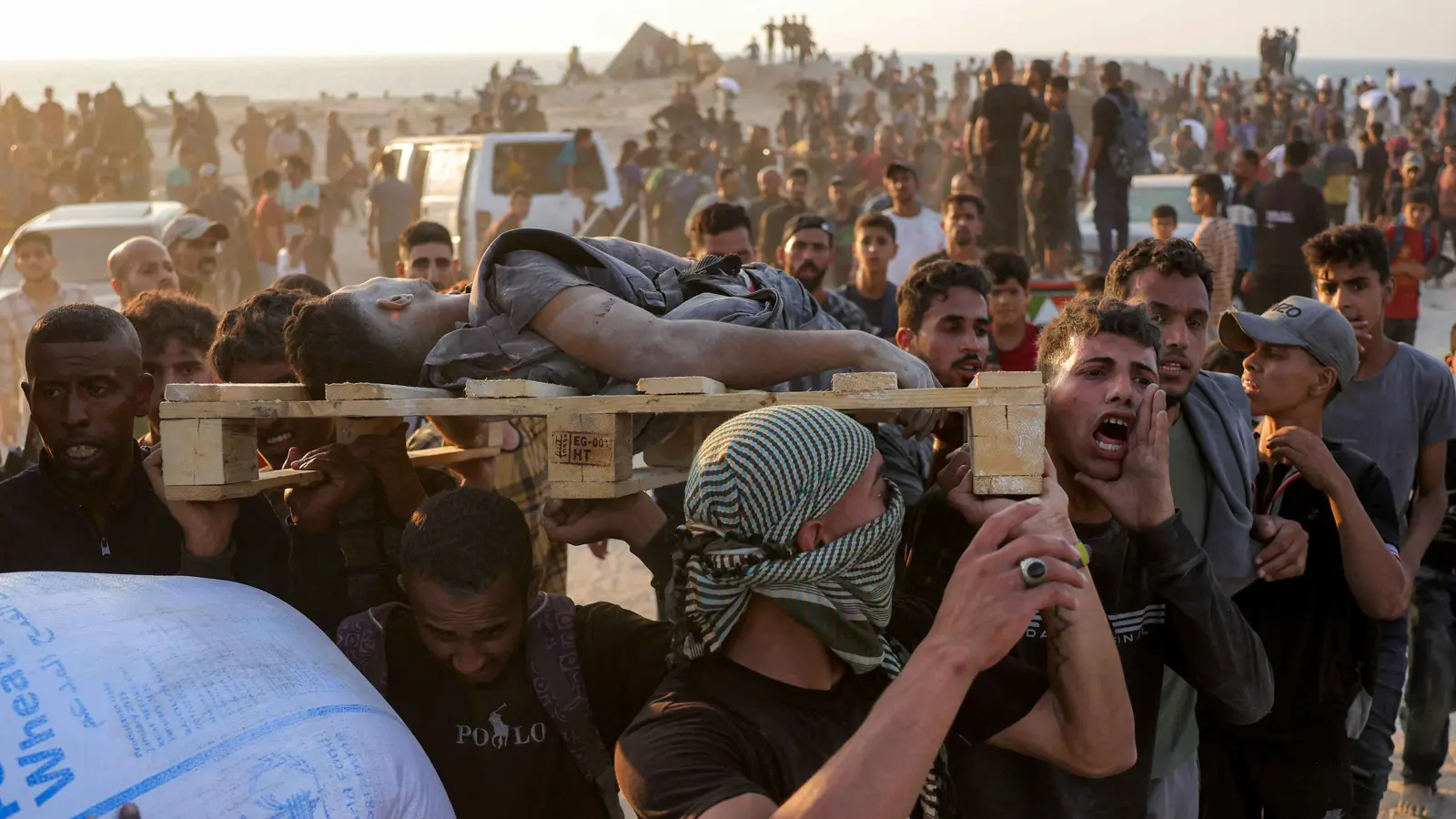 حرب غزة.. 70 قتيلا وعشرات الإصابات معظمهم من منتظري المساعدات