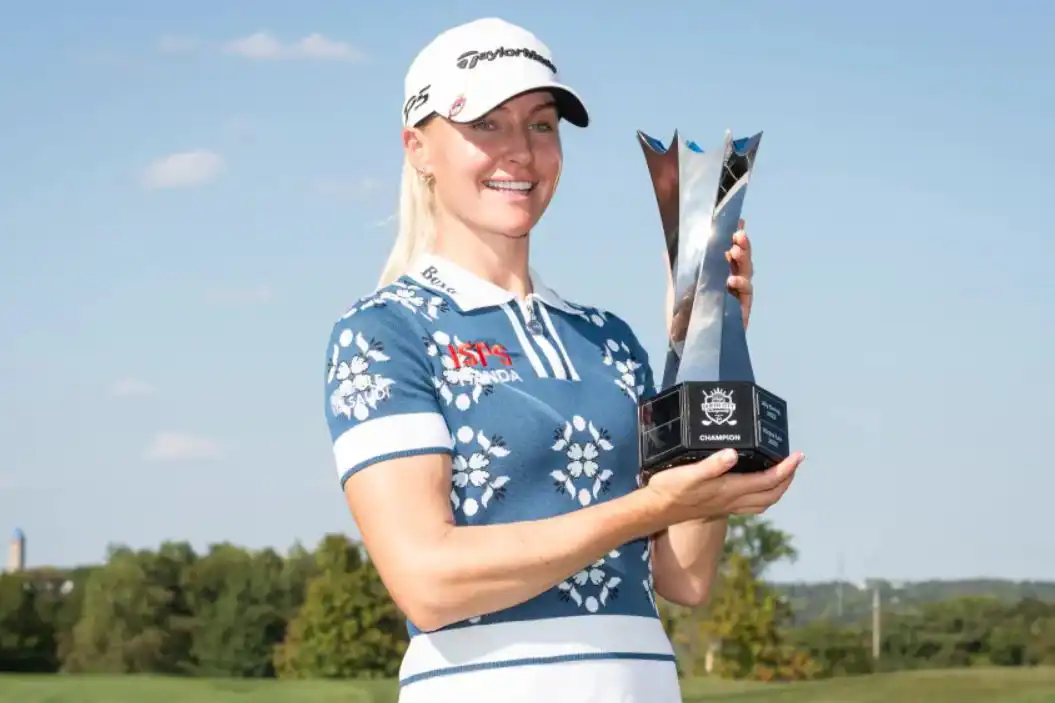 شارلي هول لاعبة الغولف