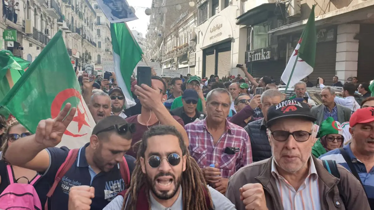 في جمعة "عيد الثورة".. الجزائريون يردّون على "وعيد" بن صالح وقائد الجيش بمظاهرات حاشدة (فيديو وصور)