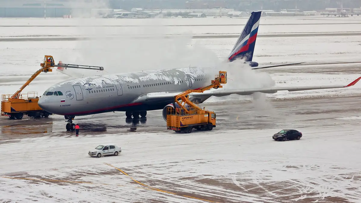 تطوير بخاخ يزيل الجليد عن أسطح الطائرات بكفاءة غير مسبوقة