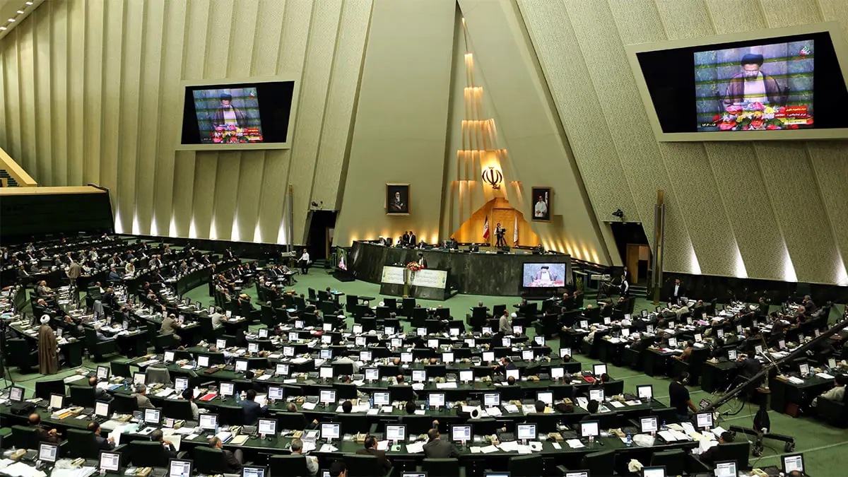 نواب إيرانيون يهتفون بشعار "الموت لأمريكا" في جلسة برلمانية (فيديو)