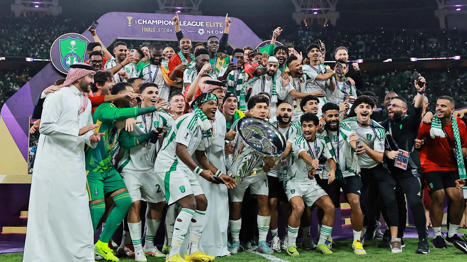 عاد لينتقم.. ردود فعل نارية بعد تتويج الأهلي السعودي بـ"النخبة" (فيديو)